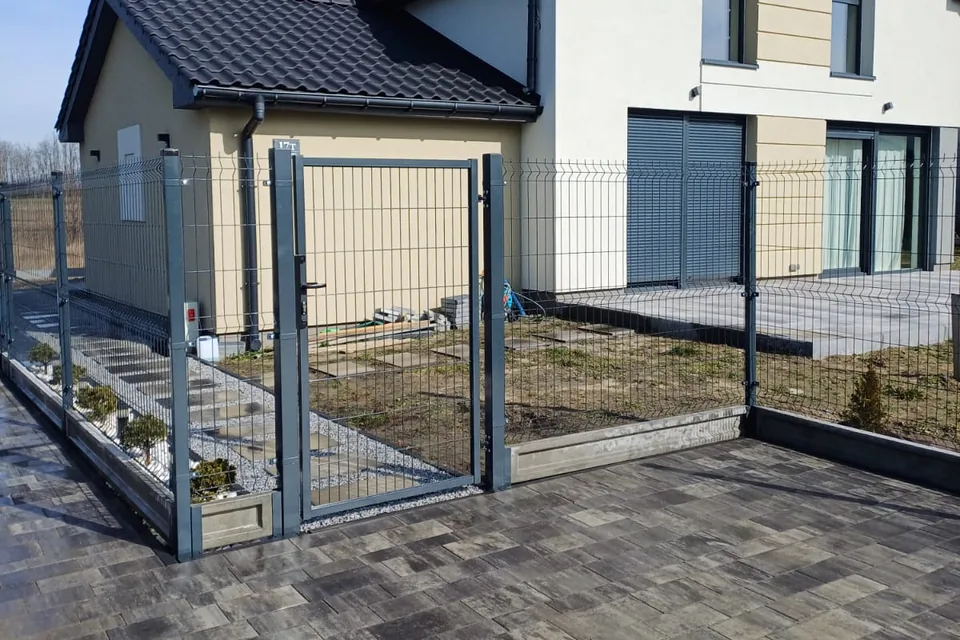 Ogrodzenie panelowe 3D przy wybrukowanej posesji